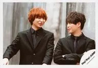 Hey!Say!JUMP/伊野尾慧・有岡大貴/横型・バストアップ・衣装黒・有岡腕組み・伊野尾両手前・/シングル「Last Mermaid...」MV＆ジャケ写オフショット/公式生写真