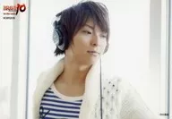 MOBR02005：柿原徹也/横型・バストアップ・衣裳白・青・ボーダー柄・グレー・顔右向き・ヘッドホン/DVD「BRAVE10 on the radio Vol.2」予約特典