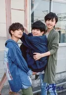 関西ジャニーズJr./高橋恭平・道枝駿佑・長尾謙杜/膝上・衣装青.紺.緑・長尾両手梯子/「明日を駆ける 少年たち」オリジナルフォト