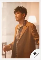 V6/坂本昌行/上半身・衣装茶色・右手上げ・左手下・体左向き/シングル「It’s my life/PINEAPPLE」MV＆ジャケ写オフショット/公式生写真