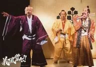 ブラザートム(徳川家康)・窪寺昭(豊臣秀吉)/ライブフォト・横型・全身・衣装紫・オレンジ・ブラザートム右手広げ・キャラクターショット/舞台「義風堂々!!」ランダム舞台写真