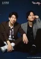 梅原裕一郎・西山宏太朗/全身・座り/「ひょろっと男子ブロマイド」2021 winter 第二弾