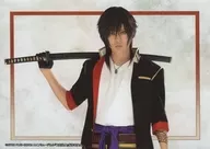 牧島輝(大倶利伽羅)/2Lサイズ・キャラクターショット/CD「ミュージカル『刀剣乱舞』 鶴丸国永 大倶利伽羅 双騎出陣 ～春風桃李巵～(初回限定盤A)」公式通販4社共通 予約特典撮り下ろしブロマイドA