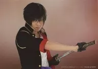 牧島輝(大倶利伽羅)/2Lサイズ・キャラクターショット/CD「ミュージカル『刀剣乱舞』 鶴丸国永 大倶利伽羅 双騎出陣 ～春風桃李巵～(初回限定盤B)」公式通販4社共通 予約特典撮り下ろしブロマイドB