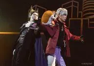 山本一慶(ドラルク)・鈴木裕樹(ロナルド)/ライブフォト・横型・キャラクターショット/舞台「吸血鬼すぐ死ぬ」ランダム舞台写真