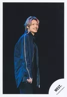WEST./中間淳太/膝上/シングル「絶体絶命 / Beautiful / AS ONE」MV＆ジャケ写オフショット/公式生写真