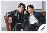 Snow Man・SixTONES/渡辺翔太・森本慎太郎/横型・膝上/「DREAM BOYS」グッズオフショット/公式生写真