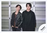 Snow Man・SixTONES/渡辺翔太・森本慎太郎/横型・膝上/「DREAM BOYS」グッズオフショット/公式生写真